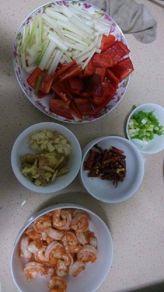 香辣虾,将<a style='color:red;display:inline-block;' href='/shicai/ 300'>虾</a>子去<a style='color:red;display:inline-block;' href='/shicai/ 300'>虾</a>枪、<a style='color:red;display:inline-block;' href='/shicai/ 300'>虾</a>壳、<a style='color:red;display:inline-block;' href='/shicai/ 300'>虾</a>线后用白醋腌大概15分钟，将<a style='color:red;display:inline-block;' href='/shicai/ 23'>土豆</a>去皮切条或块，将芹菜切条，将红椒切成块，将<a style='color:red;display:inline-block;' href='/shicai/ 86719'>胡辣椒</a>切成段，在将<a style='color:red;display:inline-block;' href='/shicai/ 37'>姜</a>切成片蒜切成末<a style='color:red;display:inline-block;' href='/shicai/ 3250'>葱</a>切成末。