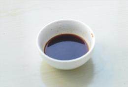 孔雀开屏鱼,将<a style='color:red;display:inline-block;' href='/shicai/ 864'>蒸鱼豉油</a>与同量清水混合调成味汁,小火烧开;