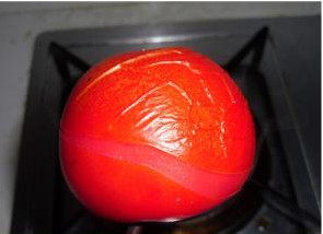 酥皮番茄浓汤 ,将<a style='color:red;display:inline-block;' href='/shicai/ 59'>番茄</a>有根筷子叉上放灶上烤一烤,一会儿皮胀开了