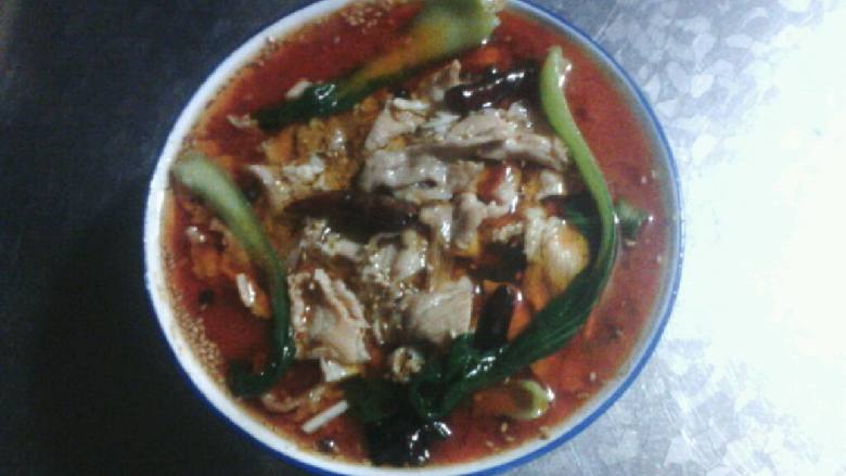 家常水煮肉片,同时另一个锅里把<a style='color:red;display:inline-block;' href='/shicai/ 115'>油菜</a>用水焯一下，放入大碗中把另一个锅里的汤肉倒入<a style='color:red;display:inline-block;' href='/shicai/ 115'>油菜</a>碗中