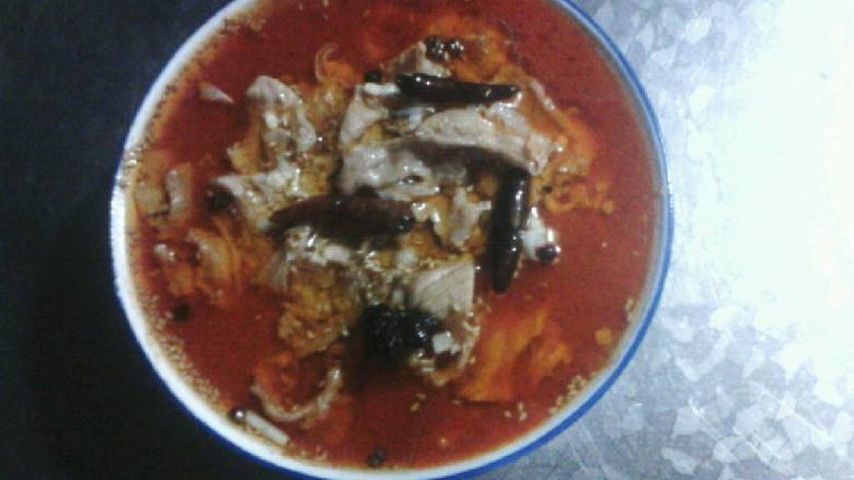 家常水煮肉片,在把熟芝麻，葱姜蒜沫放在上面，锅中在放点油，放干辣椒八角，浇在葱姜蒜上即可，别忘了滴两滴芝麻油啊