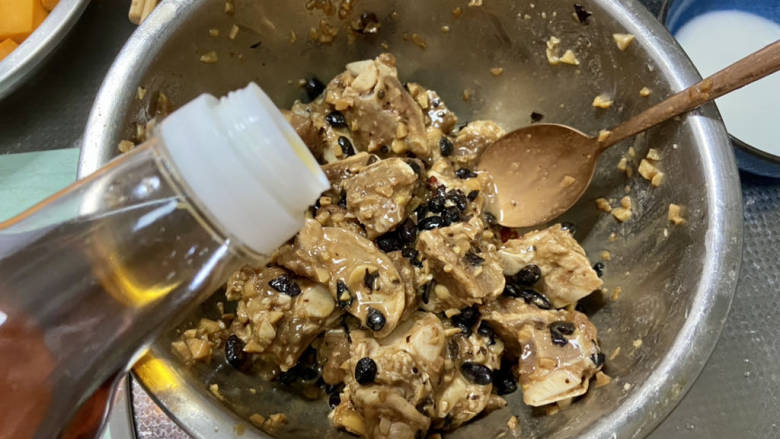 蒜蓉豆豉蒸排骨,最后加入一汤匙香油,抓拌均匀