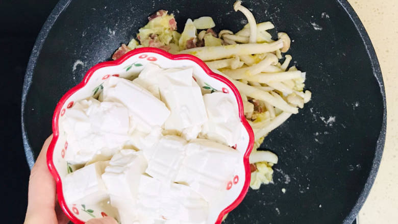 海鲜菇豆腐汤,加入豆腐,继续加半碗水