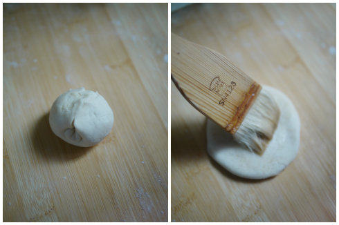 香酥小糖饼,再将卷卷两端捏起来,光滑面朝上擀开成为薄饼状，表面刷<a style='color:red;display:inline-block;' href='/shicai/ 25213'>蜂蜜水</a>。