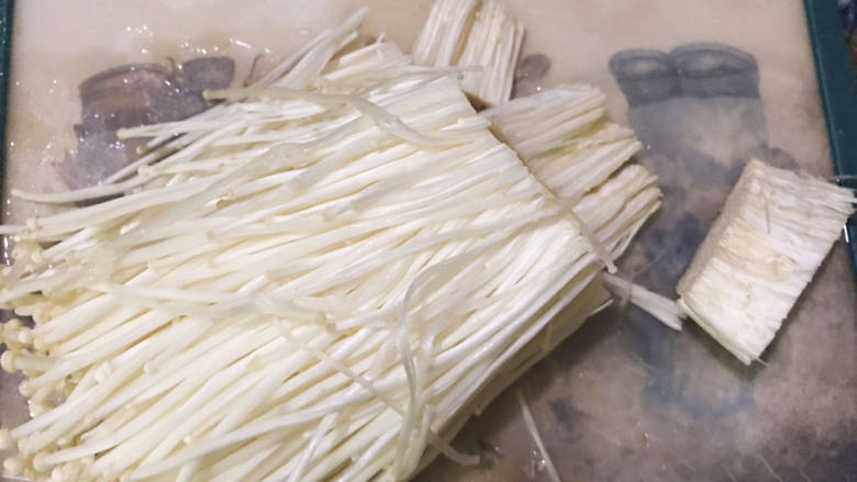 金针菇番茄汤,金针菇切去头部
