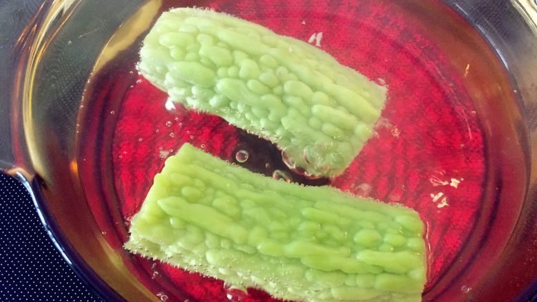紫薯南瓜苦瓜圈,水烧开,加少量盐和几滴食用油,将苦瓜焯水。
ps:苦瓜焯水,一方面可以去除掉苦瓜中的大部分草酸(每100克苦瓜中含有459毫克,草酸与体内的钙结合后形成草酸钙,对身体无益),同时也会让苦瓜的苦味降低一些。