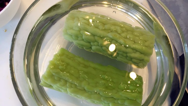 紫薯南瓜苦瓜圈,焯好的苦瓜放入凉水中,降温并可保持苦瓜脆的口感