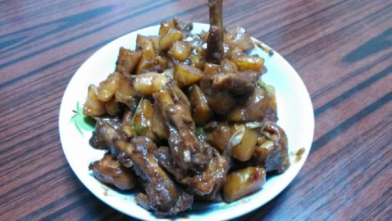 鸡腿炖土豆