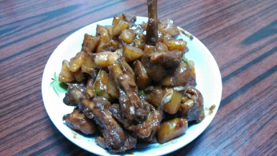 鸡腿炖土豆