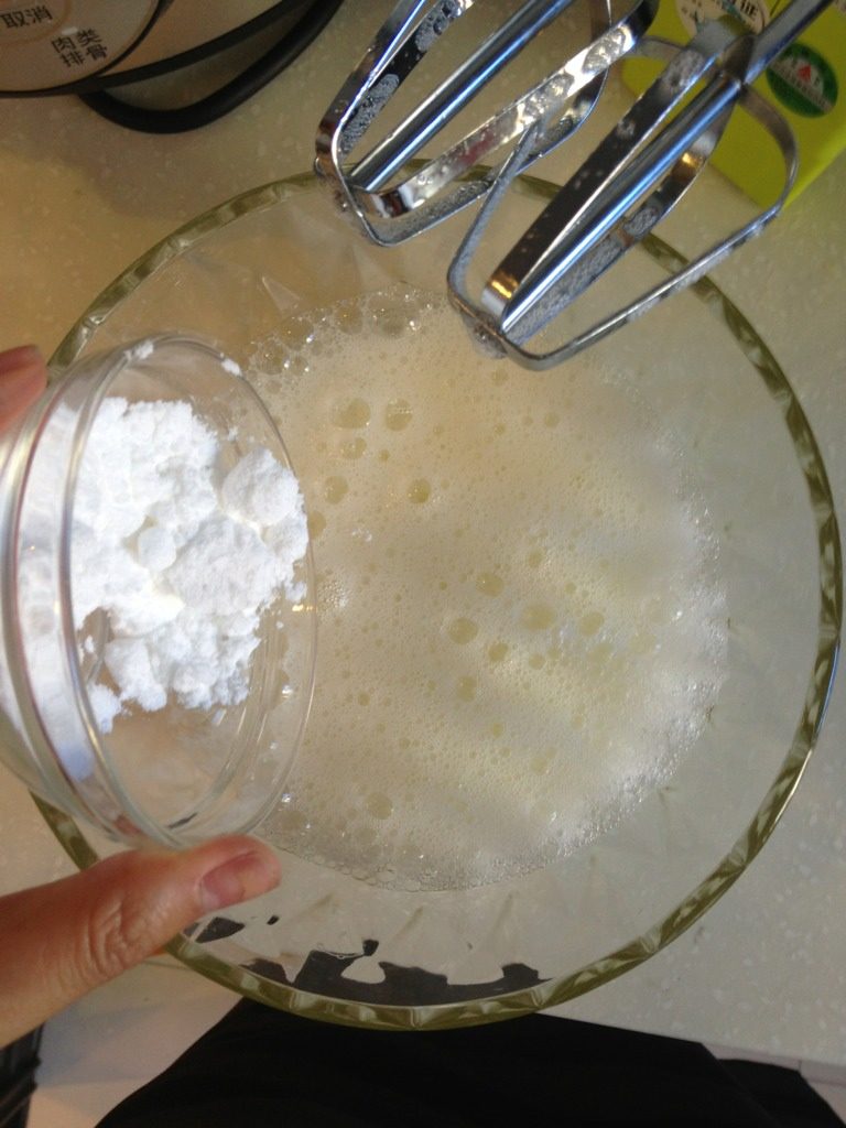 小C的芒果威风蛋糕,用打蛋器把蛋白打到呈鱼眼泡状的时候,加入20g砂糖粉;