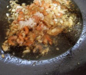 冬菜虾米蒸茄子,炒锅油热后爆香姜蒜蓉,加入冬菜和虾米炒香,放入砂糖和<a style='color:red;display:inline-block;' href='/shicai/ 692'>酱油</a>翻炒一下,关火