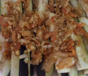 冬菜虾米蒸茄子,把冬菜,虾米和调料汁,均匀地淋在茄子条上面
