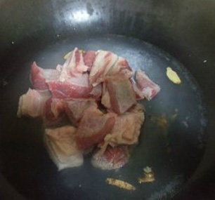 土豆炖牛腩,牛腩切件,锅内烧开水,放进牛腩块和姜片,焯5分钟,捞起牛腩冲洗干净,待用