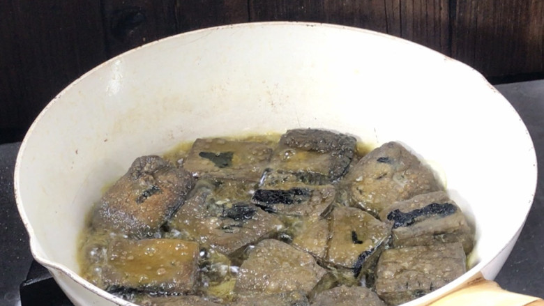 香辣臭干子,煎至出香味,翻面,煎至两面金黄