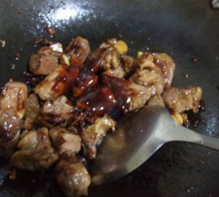 土豆炖牛腩,加入准备好的调料,翻炒让牛腩吸收调料的香味和色彩