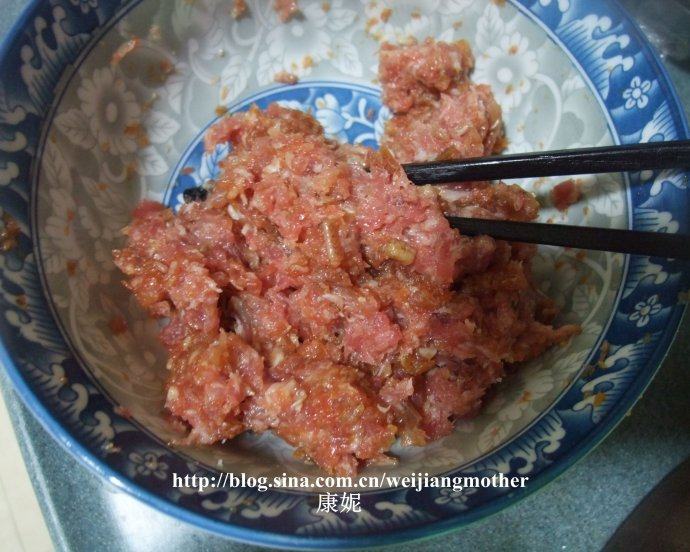 客家酿豆腐,剁成肉泥后,加入适量的盐和<a style='color:red;display:inline-block;' href='/shicai/ 788'>生抽</a>拌匀