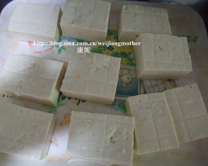 客家酿豆腐,把盐卤豆腐一分为二,清洗干净,沥干水分待用