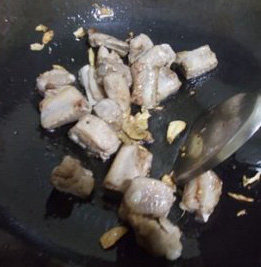 玫瑰腐乳烧排骨,炒锅放入油爆香姜蒜后,倒入沥干水分的排骨,把排骨翻炒,炒至排骨变金黄