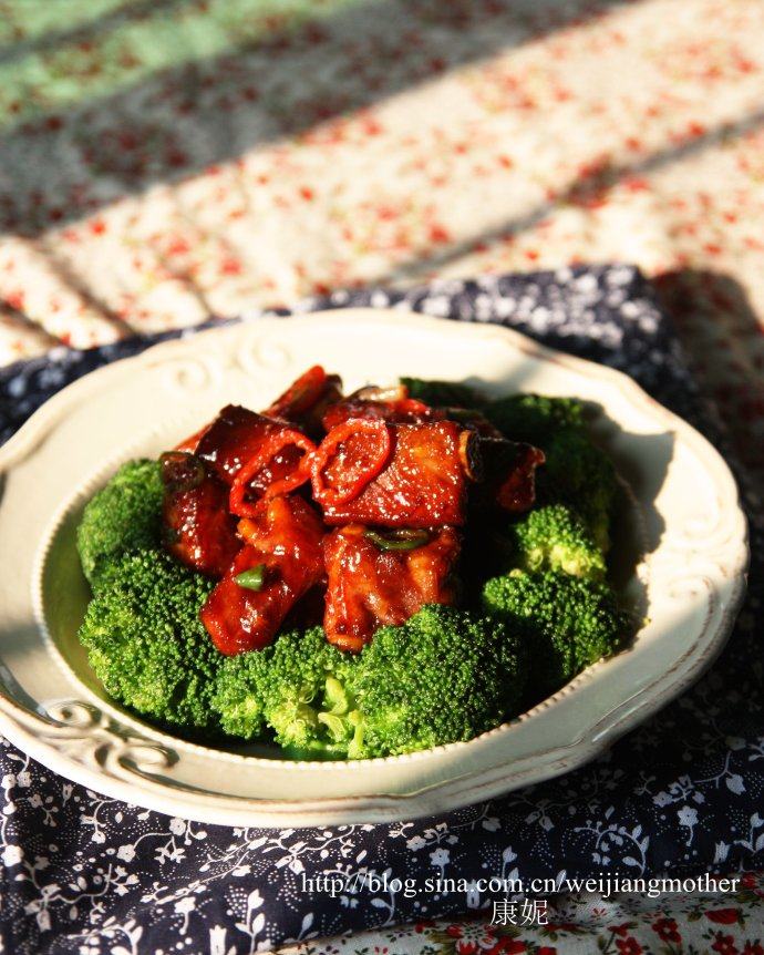 玫瑰腐乳烧排骨,排骨炖得剩余少量水时,加入适量的<a style='color:red;display:inline-block;' href='/shicai/ 866'>冰糖</a>,等糖融化后收汁,加入青红辣椒圈和葱粒,翻炒一下,即可放在盛着西兰花的碟子里面。