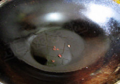 火腿炒白菜苔,锅中注入油，爆香<a style='color:red;display:inline-block;' href='/shicai/ 700'>花椒</a>