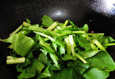 火腿炒白菜苔,下入<a style='color:red;display:inline-block;' href='/shicai/ 438'>火腿</a>翻炒均匀，倒入白菜苔翻炒均匀