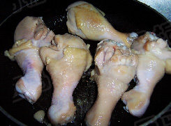 红烧鸡腿 ,鸡腿洗净,沥干水分,放入煎锅,小火煎至表皮微黄