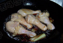 红烧鸡腿 ,烧开后加入煎过的鸡腿。水要没过鸡腿。大火烧开转中火,焖至30分钟
