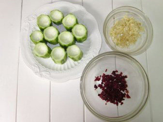 金银蒜果干蒸丝瓜,<a style='color:red;display:inline-block;' href='/shicai/ 57'>丝瓜</a>用刨刀去掉外表的厚皮,切小段,然后用挖球器或小勺子勺一小个洞(方便放入蒜茸),整齐的摆放在盘子里。