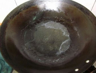 金银蒜果干蒸丝瓜,将蒸好的丝瓜取出,小心将蒸丝瓜的水倒出,放回锅中,调入一点点的水淀粉调成薄芡,淋在蒸好的丝瓜上面即可