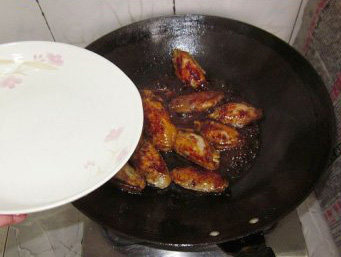红烧鸡翅,再加入适量的<a style='color:red;display:inline-block;' href='/shicai/ 10588'>糖</a>，再翻炒均匀，然后加入没过鸡翅的水