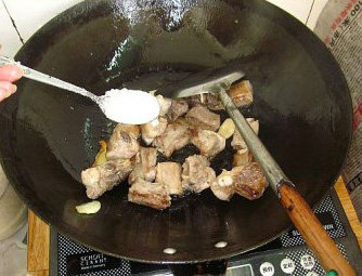 番茄土豆焖排骨,锅内放入适量的油，烧热，放入<a style='color:red;display:inline-block;' href='/shicai/ 37'>姜</a>片和蒜片爆出香味，再加入排骨煎至排骨微金黄