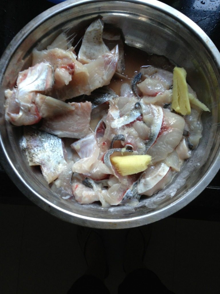 麻辣水煮鱼,鱼加<a style='color:red;display:inline-block;' href='/shicai/ 718'>料酒</a>、盐，<a style='color:red;display:inline-block;' href='/shicai/ 37'>姜</a>腌制入味待用