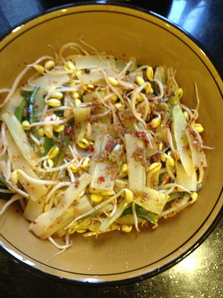 麻辣水煮鱼,热锅下油放入<a style='color:red;display:inline-block;' href='/shicai/ 705'>豆瓣酱</a>、<a style='color:red;display:inline-block;' href='/shicai/ 700'>花椒</a>、盐适量炒香放配菜，加入适量的水，煮一会儿，待配菜过生就捞起配菜