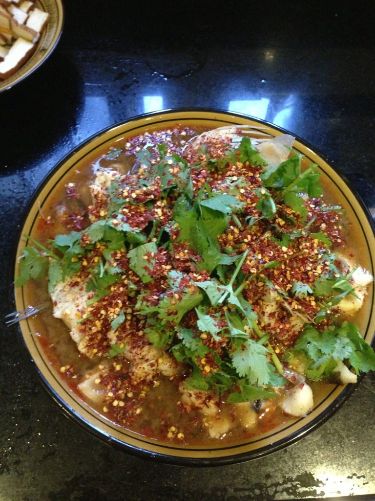 麻辣水煮鱼,如图放入<a style='color:red;display:inline-block;' href='/shicai/ 761'>辣椒粉</a>、<a style='color:red;display:inline-block;' href='/shicai/ 131'>香菜</a>