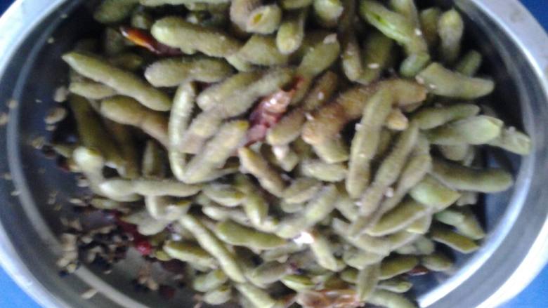 凉拌黄豆角,将蒜泥，醋，香油，耗油跟黄豆角一起拌匀就可以了。