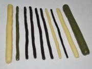 小C的纯手工熊猫饼干,每个面团搓成条,一定要均匀。每条长度为20cm;