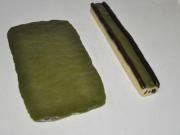 小C的纯手工熊猫饼干,两条滚圆的15g可可面团放在抹茶面团的两边;剩下的抹茶面团擀开,擀平;