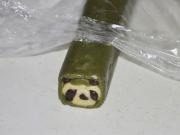 小C的纯手工熊猫饼干,抹茶面团包裹在最外面,套上保鲜膜放冰箱冷冻室大概20分钟冻硬;
