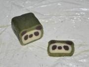 小C的纯手工熊猫饼干,冻硬的面团用刀切开,每片厚度为5MM;