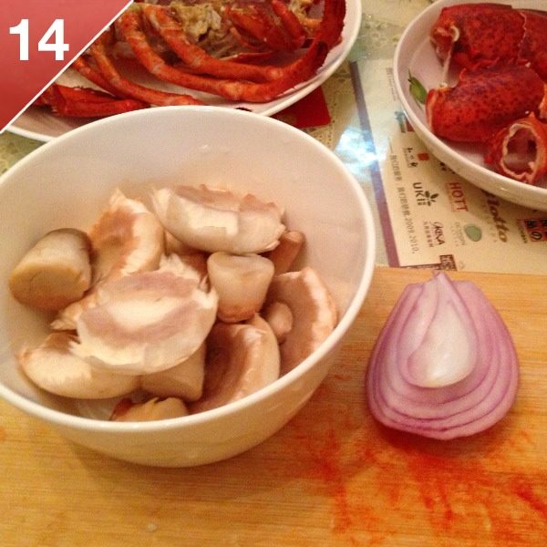 奶油芝士焗龙虾,准备好口蘑洗净,<a style='color:red;display:inline-block;' href='/shicai/ 29'>洋葱</a>大蒜去皮