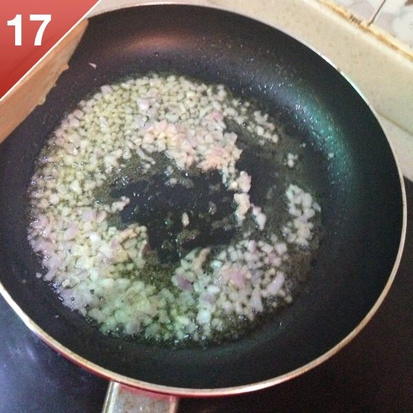 奶油芝士焗龙虾,将黄油溶化后,放入洋葱 蒜末,小火炒香