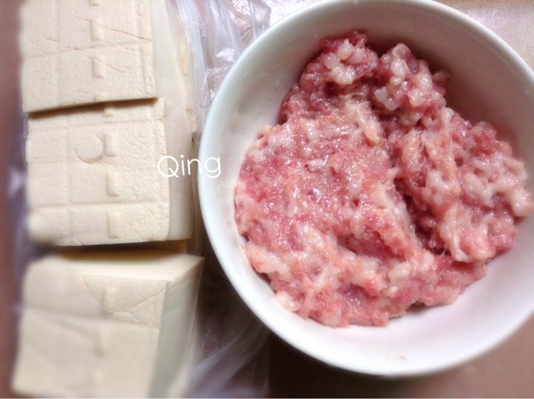 清蒸肉末豆腐,如图准备材料,肉剁碎