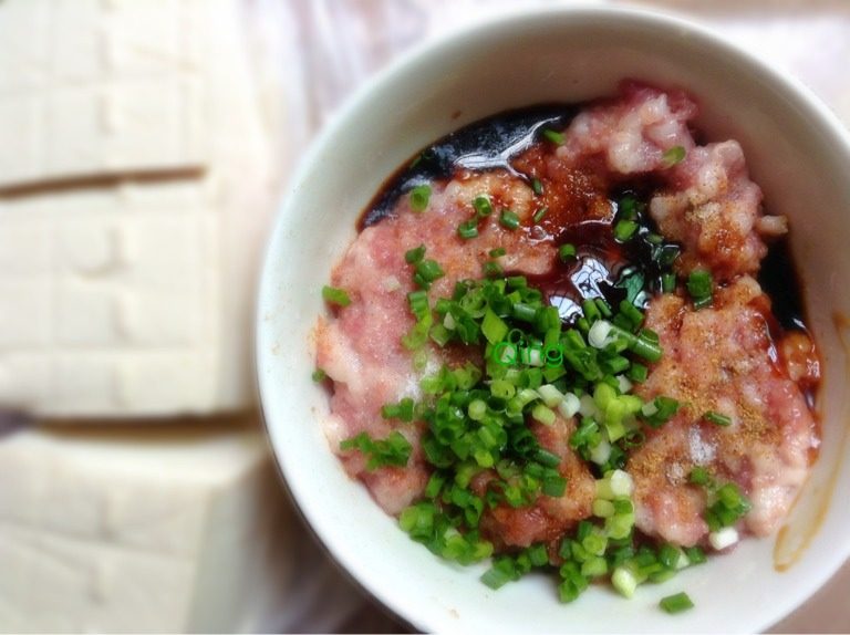 清蒸肉末豆腐,如图肉碎里加盐，<a style='color:red;display:inline-block;' href='/shicai/ 829'>十三香</a>，<a style='color:red;display:inline-block;' href='/shicai/ 692'>酱油</a>，耗油，葱花拌均匀，腌制30分钟