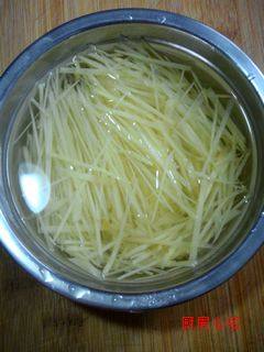 姜丝炒肉,先将姜片去皮，然后切薄片，然后再将薄片切很细的丝，泡入水中5分钟去辛辣。