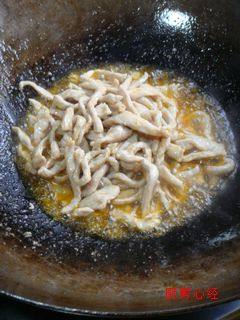 姜丝炒肉,里脊切丝，放入盐;<a style='color:red;display:inline-block;' href='/shicai/ 718'>料酒</a>;<a style='color:red;display:inline-block;' href='/shicai/ 720'>胡椒粉</a>;水淀粉;浆好并滑油后备用