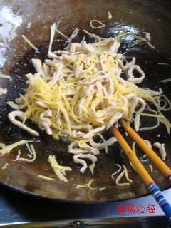 姜丝炒肉,再放入肉丝炒匀后，勾一个薄芡即可。