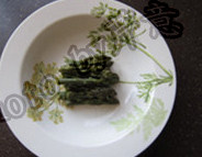 土豆芦笋浓汤,将芦笋切下笋尖备用，笋尖放进汤碗