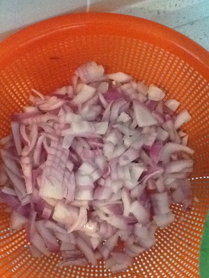新疆手抓饭,如图<a style='color:red;display:inline-block;' href='/shicai/ 29'>洋葱</a>切丁