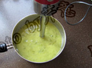 土豆芦笋浓汤,其余的芦笋和土豆一起放入料理机，加入上汤，搅打成糊