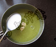 土豆芦笋浓汤,加入<a style='color:red;display:inline-block;' href='/shicai/ 887'>黄油</a>，<a style='color:red;display:inline-block;' href='/shicai/ 219'>牛奶</a>